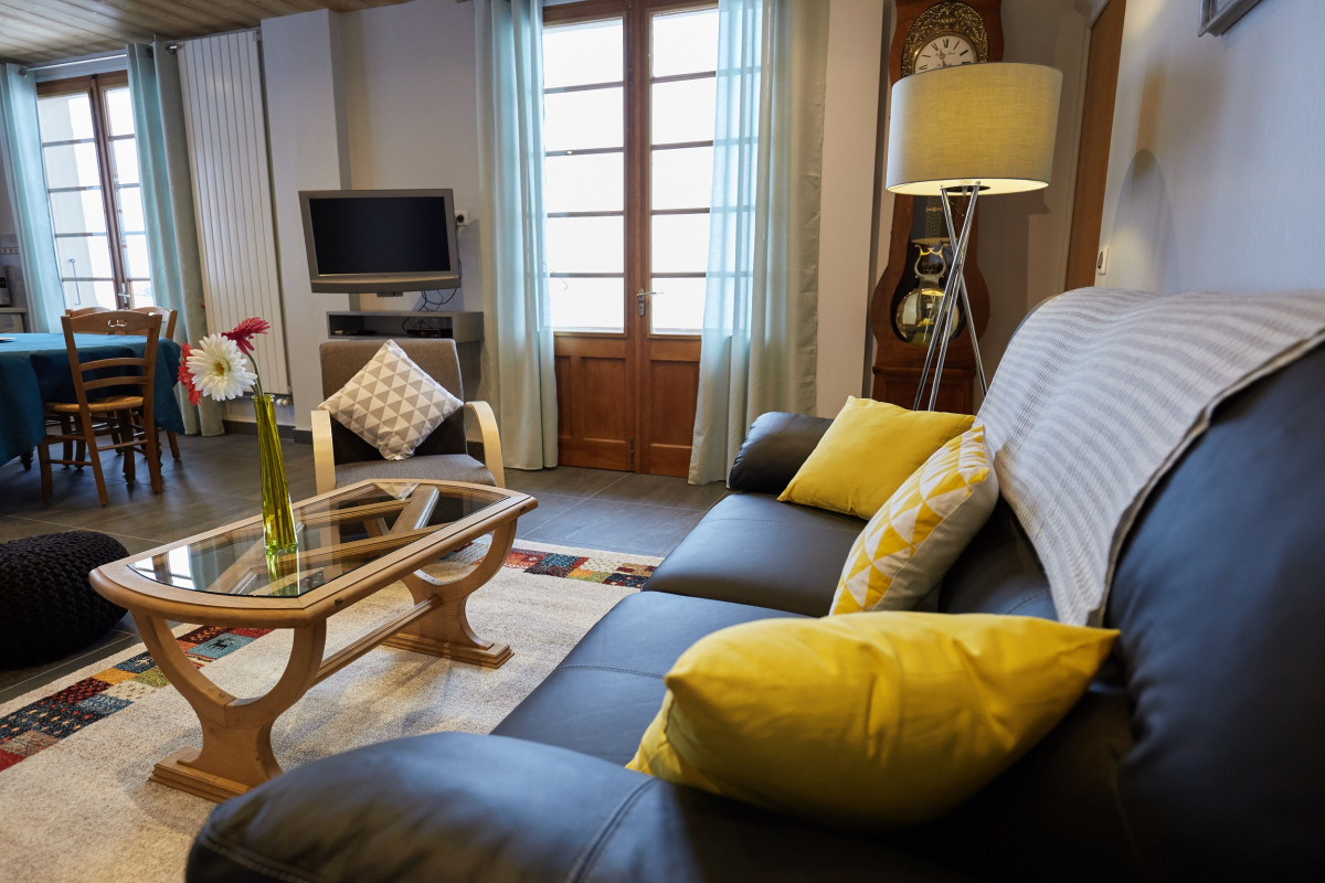 Séjour avec canapé et télévision/Living room with a sofa and a television-Ambrevetta-Le Grand-Bornand