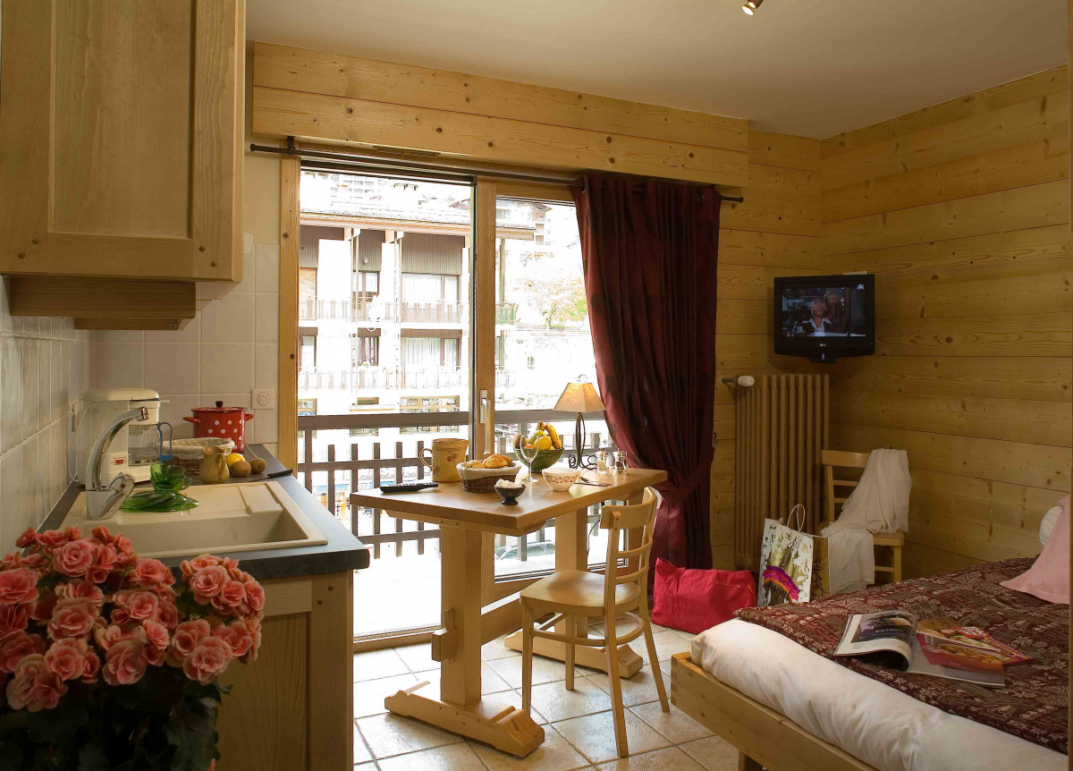 Séjour avec lit double et télévision, cuisine/Living room with a double bed and a television, kitchen-Danay-Le Grand-Bornand