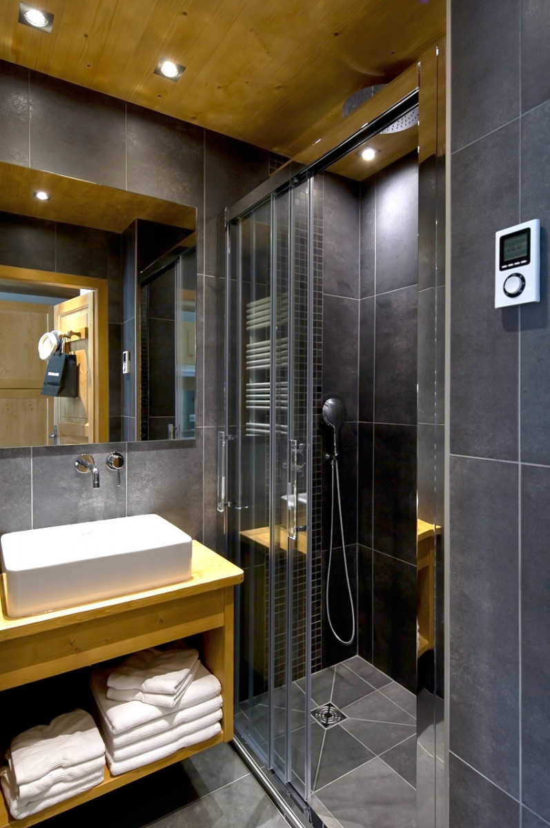 Salle de bain avec douche/Bathroom with a shower-Danay n°33-Le Grand-Bornand