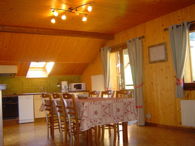 Salle à manger et cuisine/Dining room and kitchen-Vieux noyer (Noisetier)-Le Grand-Bornand