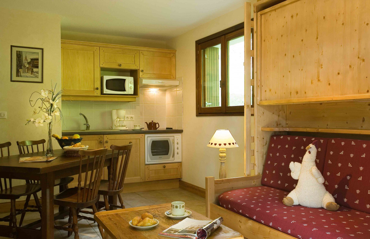 Séjour avec canapé, salle à manger et cuisine/Living room with a sofa, dining room and kitchen-Tournette 3 n°27-Le Grand-Bornand