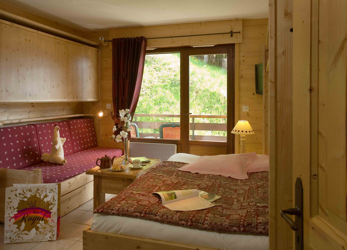 Séjour avec lit double, canapé et télévision/Living room with a double bed, a sofa and a television-Tournette 3 n°27-Le Grand-Bornand