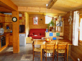 Séjour avec canapé, salle à manger et cuisine/Living room with a sofa, dining room and kitchen-Morizou-Le Grand-Bornand
