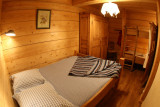 Chambre avec lit double et lits superposés/Bedroom with a double bed and bunk beds-Morizou-Le Grand-Bornand