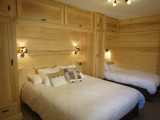 Chambre avec lit double et lit simple/Bedroom witha  double bed and a single bed-Boiseraie n°1-Le Grand-Bornand