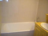 Salle de bain avec baignoire/Bath room with a bath-Plein Sud D n°12-Le Grand-Bornand