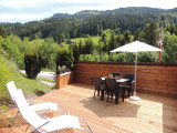 Terrasse avce salon de jardin et parasol/Patio with garden furniture and a parasol-Duche n°101-Le Grand-Bornand