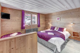 Chambre avec lit double et lits simples/Bedroom with a double bed and a single bed-Androsace n°2-Le Grand-Bornand