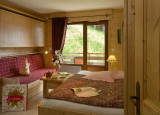 Séjour avec lit double, canapé et télévision/Living room with a double bed, a sofa and a television-Tournette 3 n°27-Le Grand-Bornand
