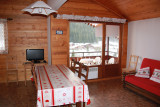 Séjour avec canapés et télévision, salle à manger/Living room with sofas and a television, dining room-Cornillon A-Le Grand-Bornand