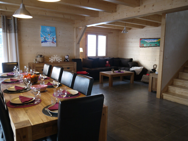 Salle à manger et séjour avec canapé/Dining room and living room with a sofa-Chalet Panorama-le Grand-Bornand