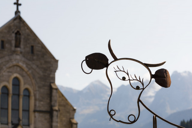 e17-8m9a8113-art-vache-c-cattin-alpcatmedias-le-grand-bornand-jpg-1600px-444051